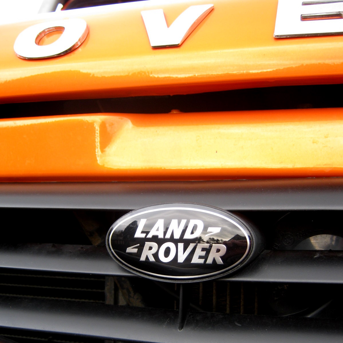 Land Rover Defender BLACK+SILVER front grille badge oval eBay