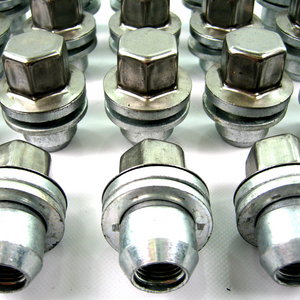 Wheel nut kit to fit Range Rover Sport and Late L322 wheels to Early L322 Preview