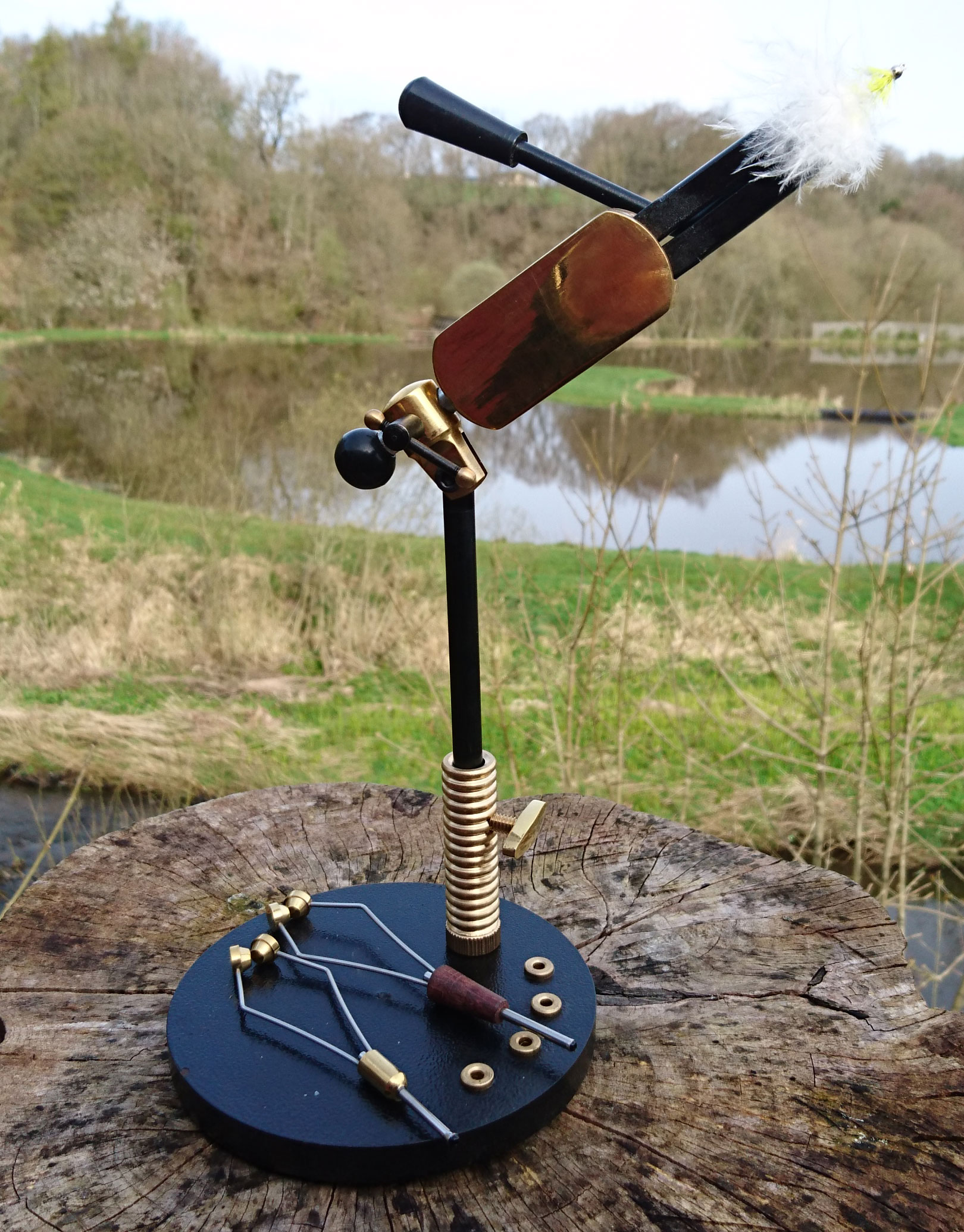 Rotatable Fly Tying Vice with Pedestal Stand & 2 Free Ceramic Bobbin