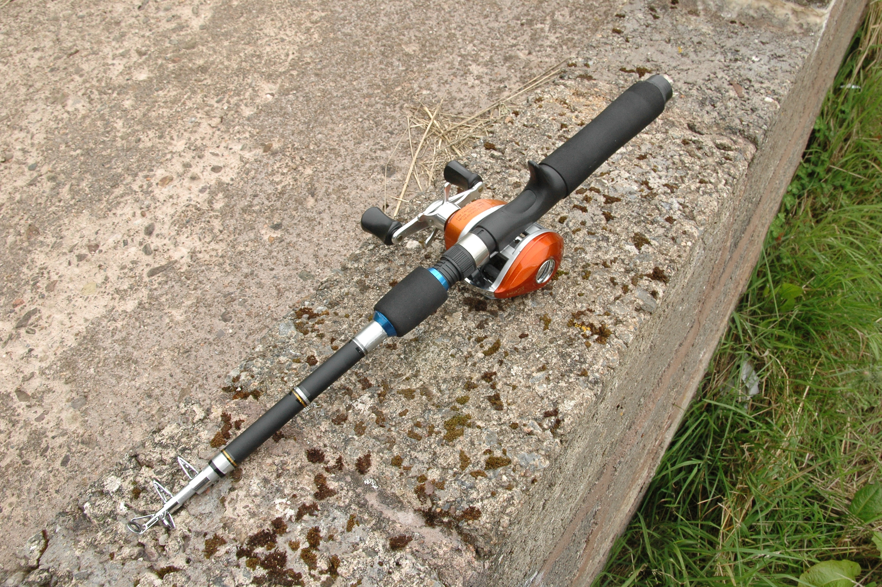 DAIWA 5 SECTION TRAVEL TRIGGER GRIP FISHING ROD & BAITCASTER REEL, LINE