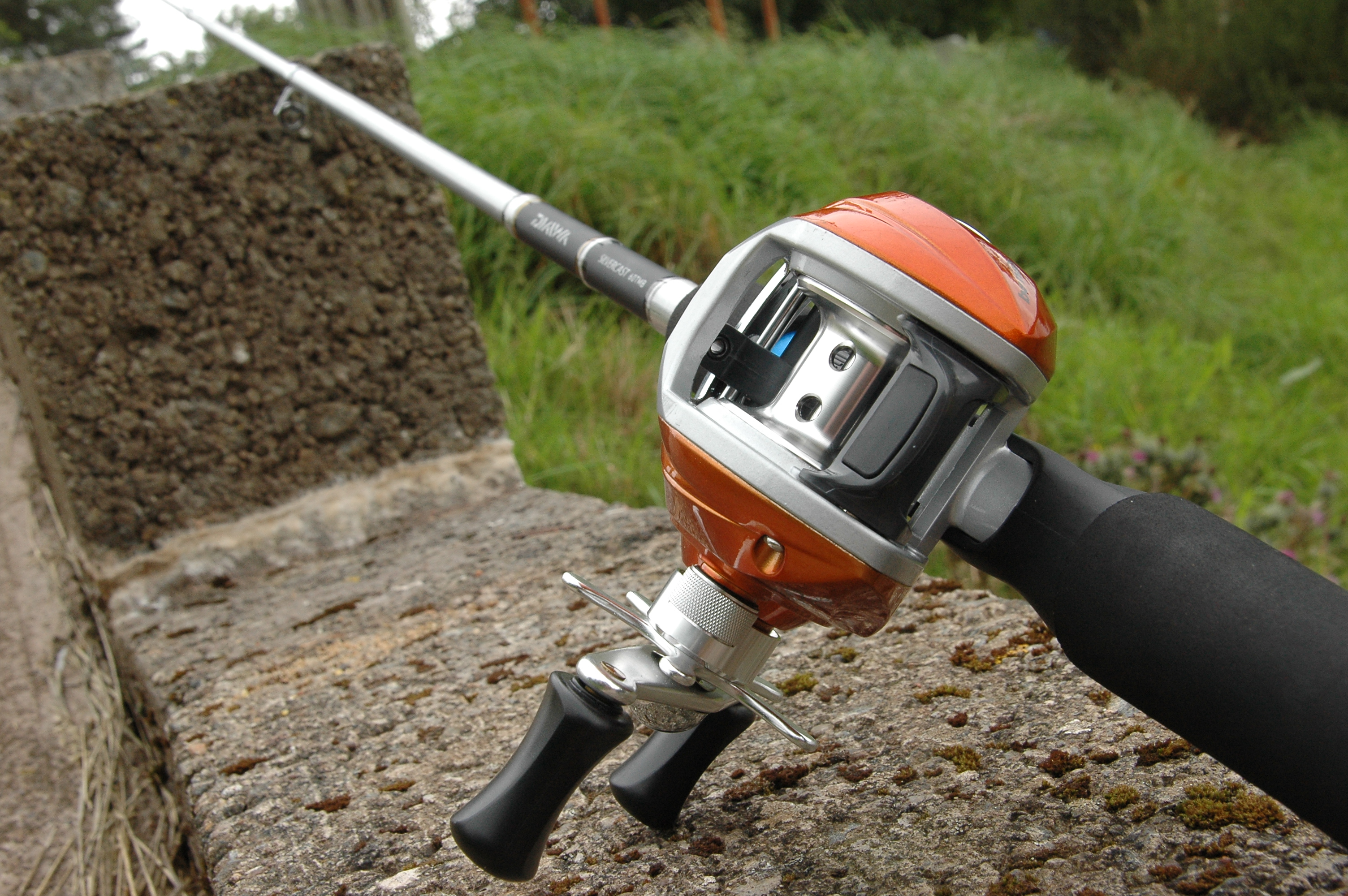 DAIWA 5 SECTION TRAVEL TRIGGER GRIP FISHING ROD & BAITCASTER REEL, LINE