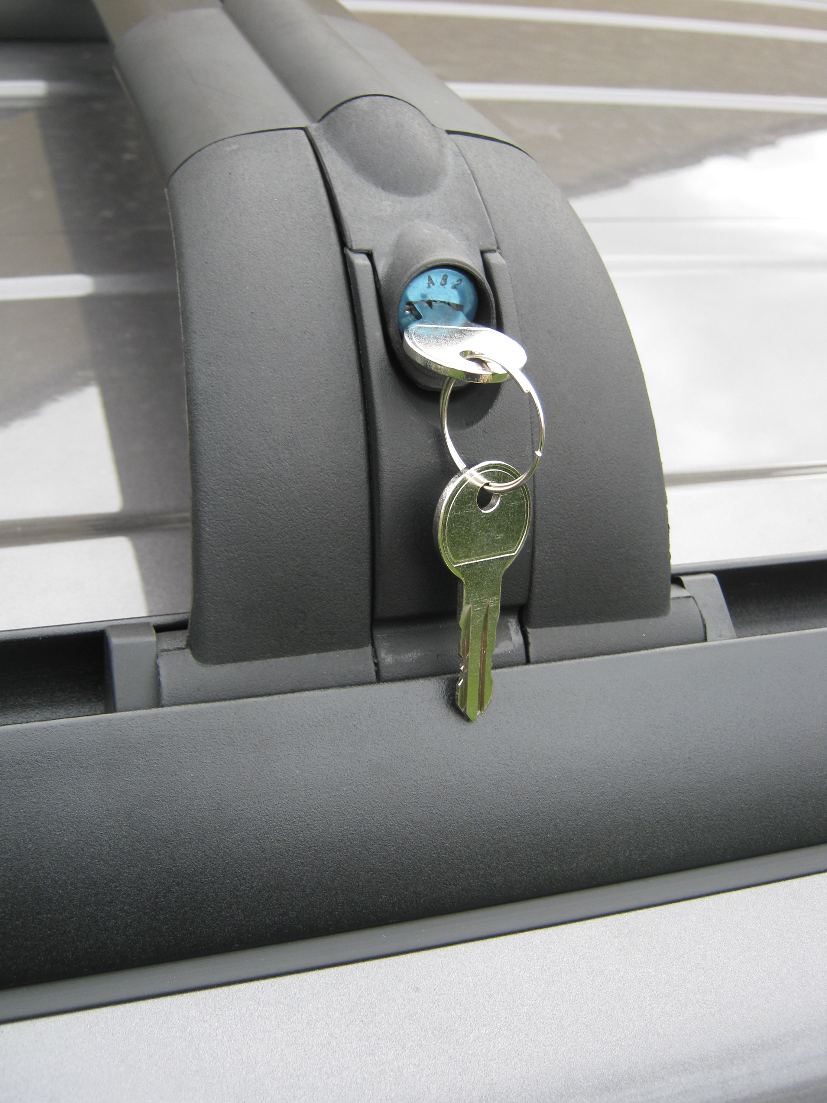 Locking Roof Cross Bar Kit for Land Rover Discovery 3/4 roof rack box