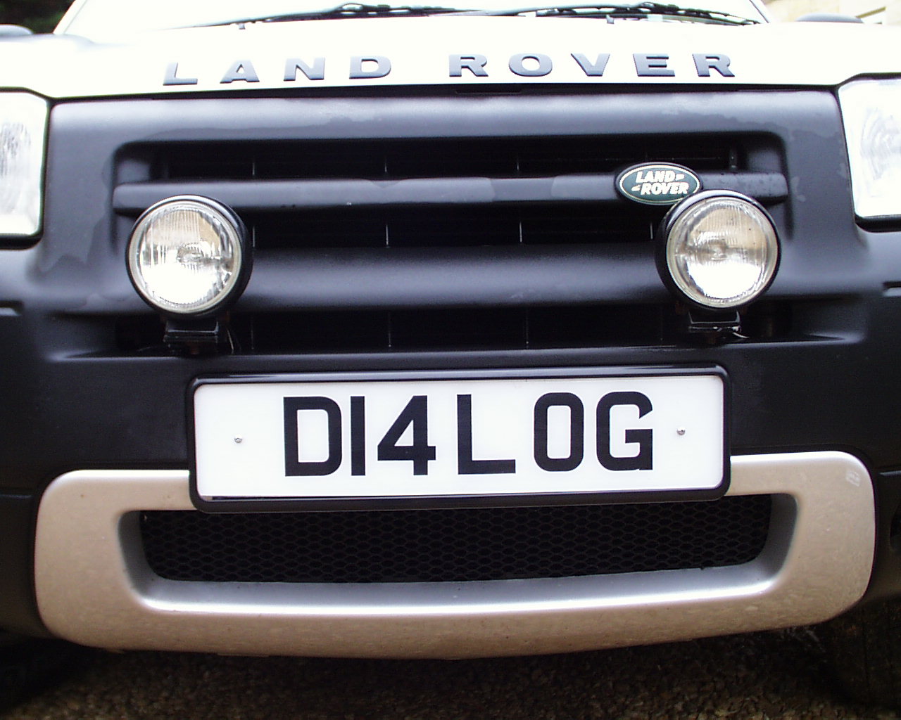 Black front+rear number plate surrounds for Land Rover Discovery 1 2 3