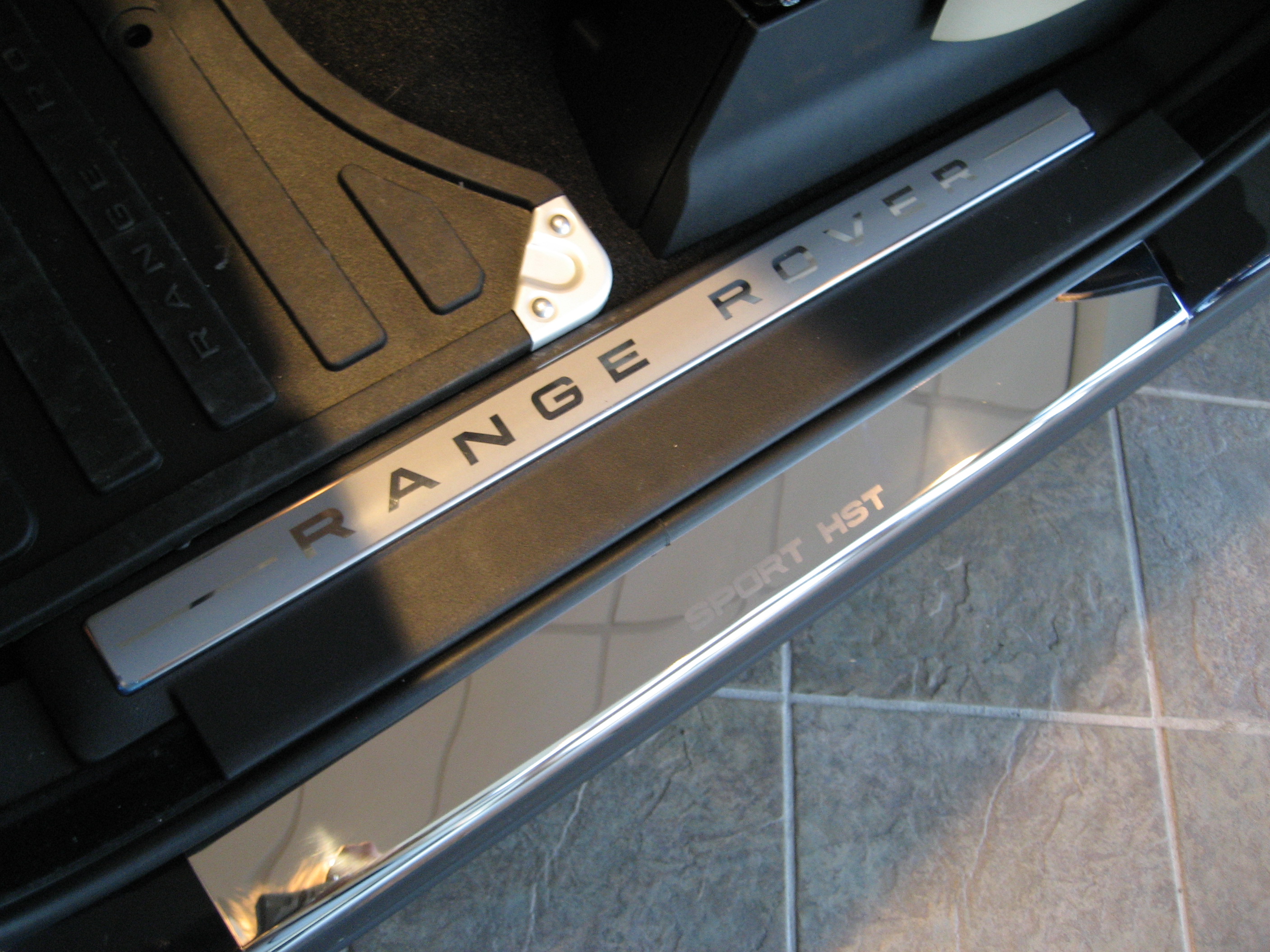 Door step sill tread plates with 'SPORT HST' text for Range Rover Sport