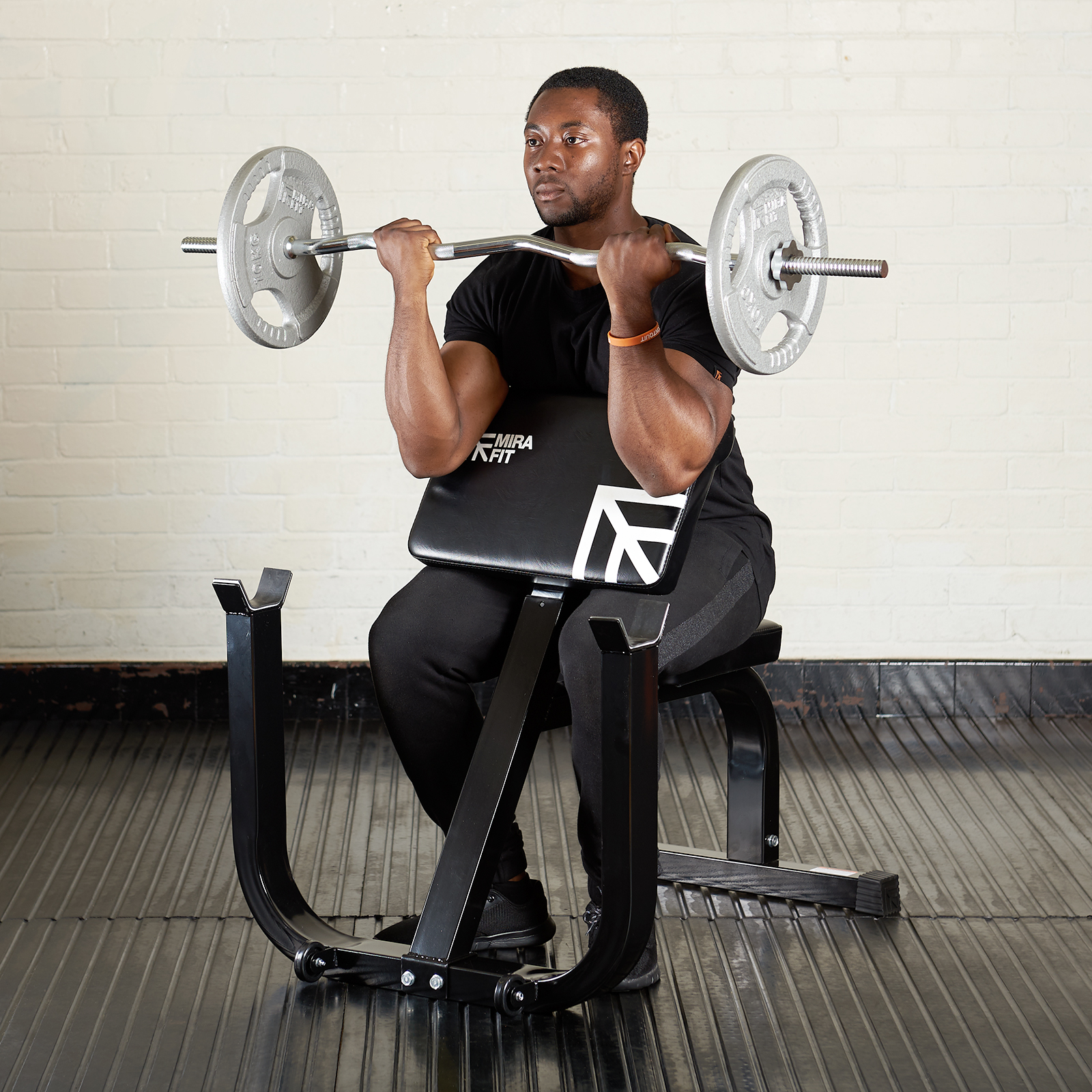 Dumbbell spider curl. Упражнения на предплечья с грифом. Упражнения на предплечья. Подъем штанги на брахиалис. Подъем штанги на бицепс кривой гриф.