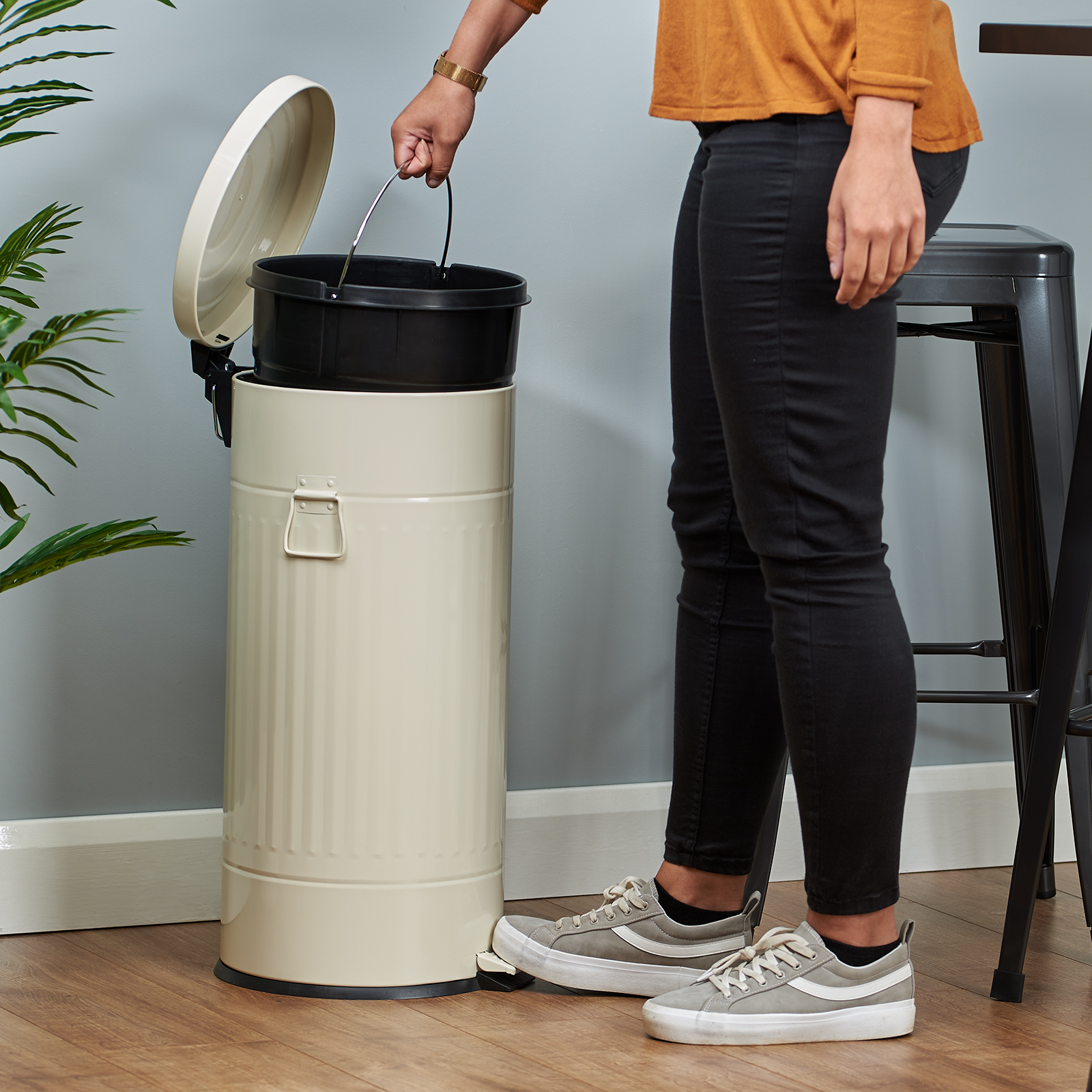 HARTLEYS 30 LITRE METAL RETRO ROUND STEEL WASTE/RUBBISH PEDAL KITCHEN