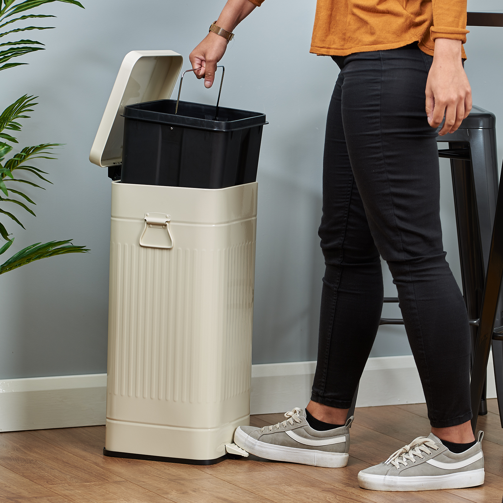 HARTLEYS 30 LITRE METAL RETRO SQUARE STEEL WASTE/RUBBISH PEDAL KITCHEN