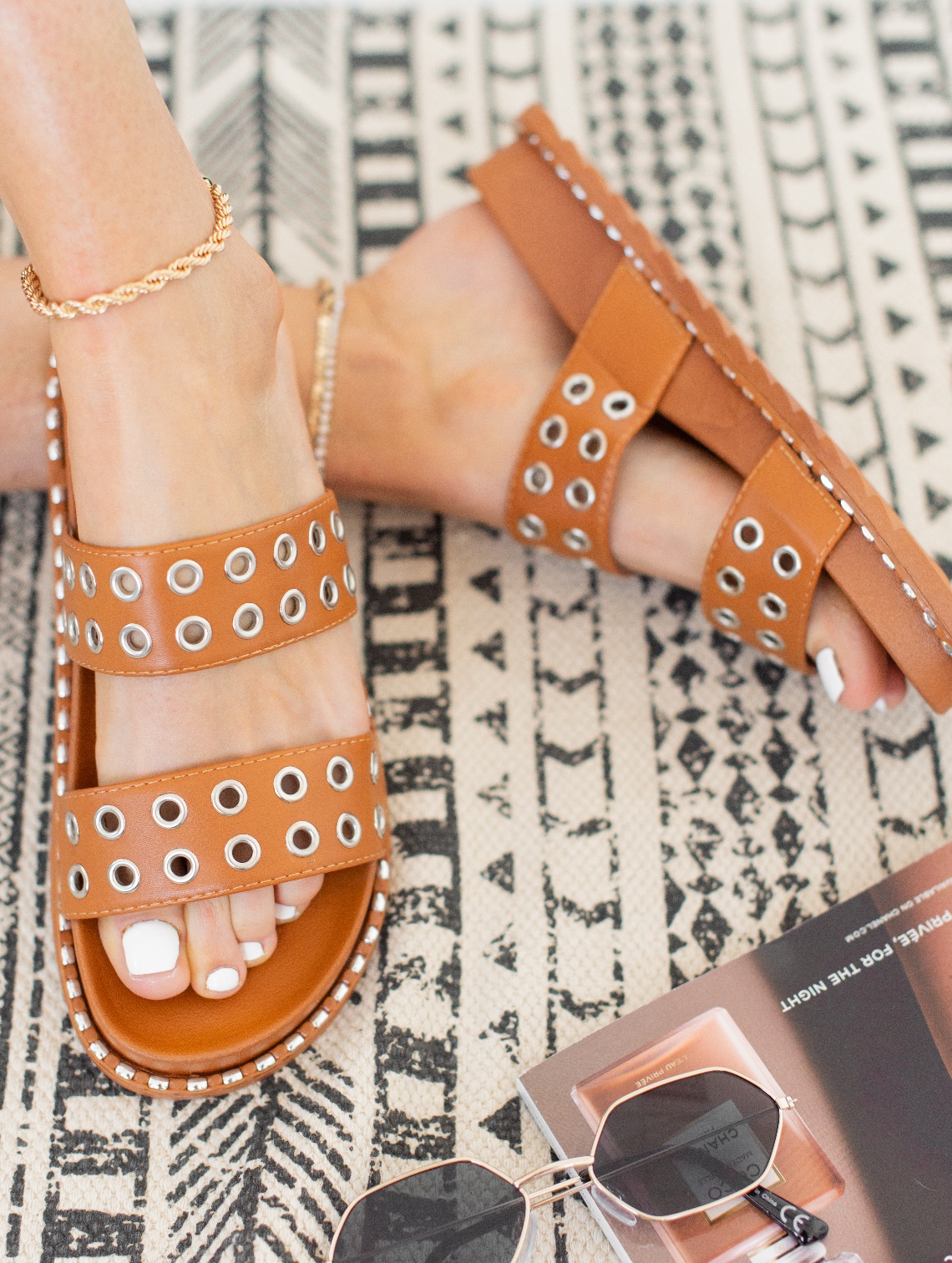 SANDALIAS DE MUJER SEÑORA CON TACHUELAS PLANAS HEBILLA GRUESAS FORMA PLANA DESLIZANTES - Imagen 17 de 22