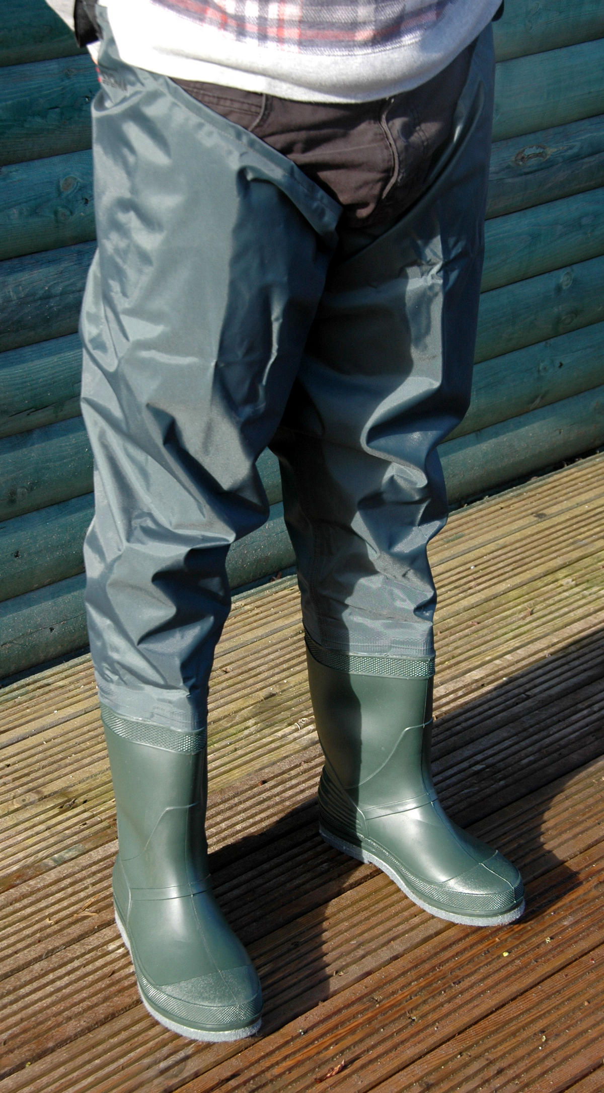 RIVER STREAM FLY FISHING KIT 4 SECTION 8' FLY ROD, REEL LINE CHEST PACK